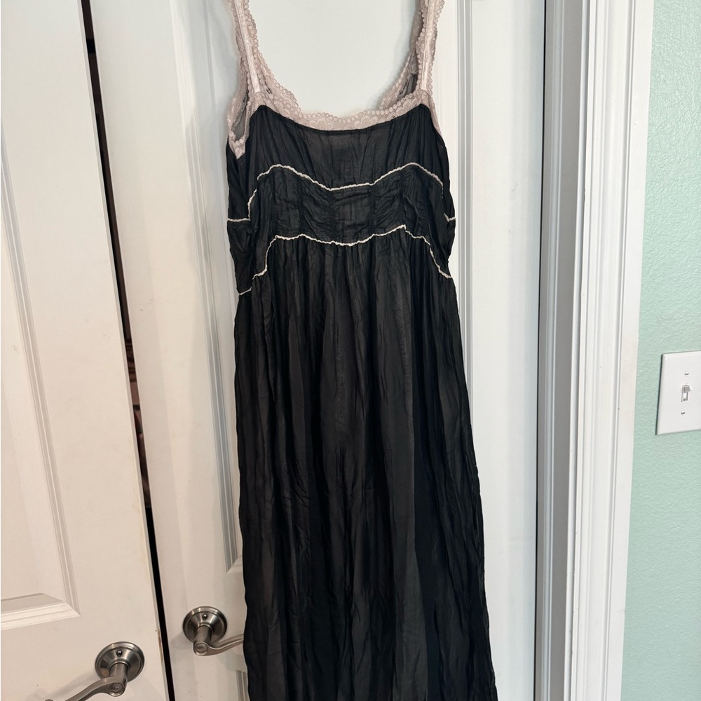 Black and Cream Dress w/ Lace Detail - Picture 2 of 5
